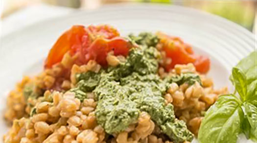 Farro-risotto Met Pesto Van Spinazie-walnoot En Geroosterde Tomaten